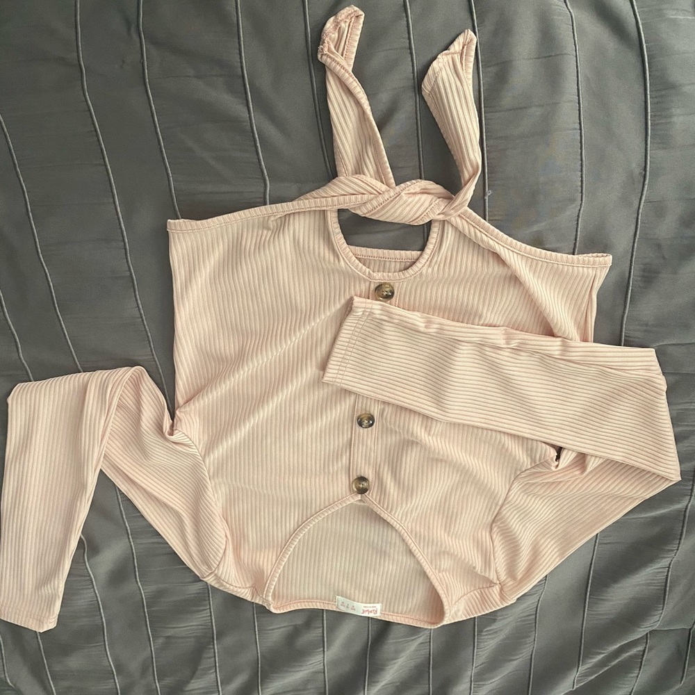 3/$10 Romwe crop top long sleeve light pink top